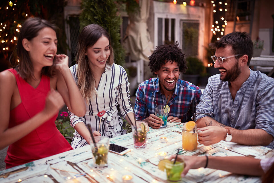 Adobe Stock - photo d'illustration - Un groupe d'amis partagent un moment convivial autour de délicieux cocktails.