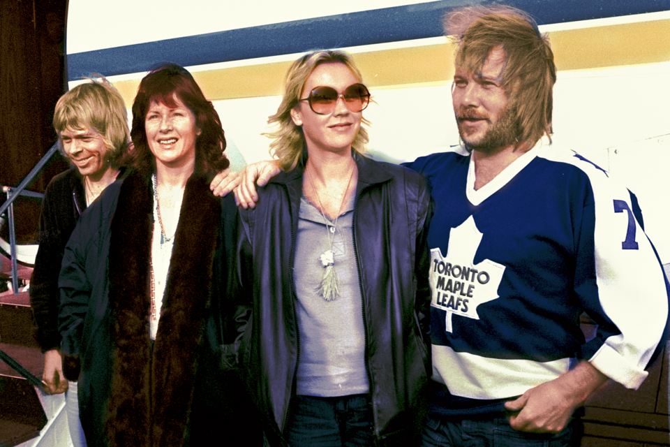 Image colorisée du groupe ABBA à la sortie d'un avion à Rotterdam en 1979