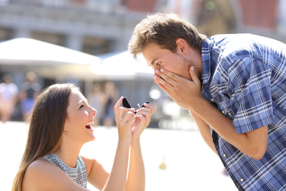 AdobeStock - photo d'illustration - une femme qui demande en mariage son compagnon 