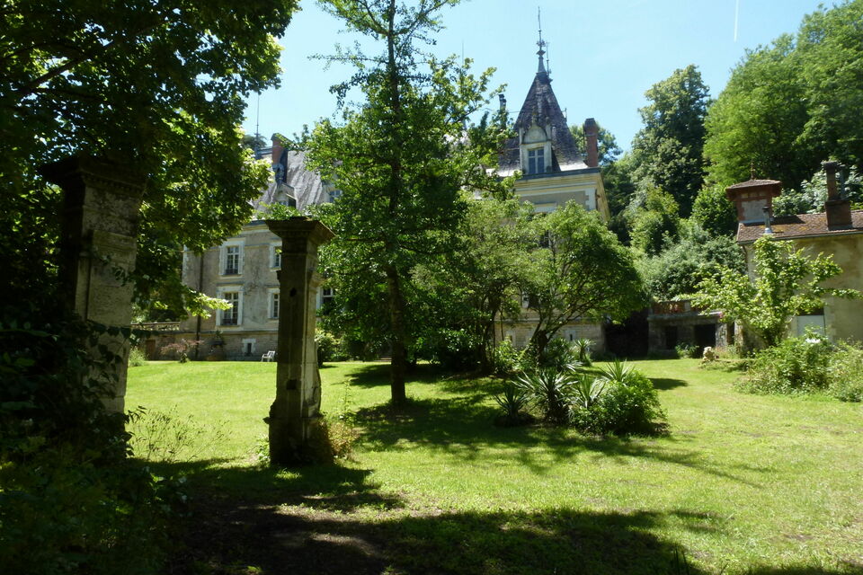 ABC Salles - Vu du jardin du Château du Logis