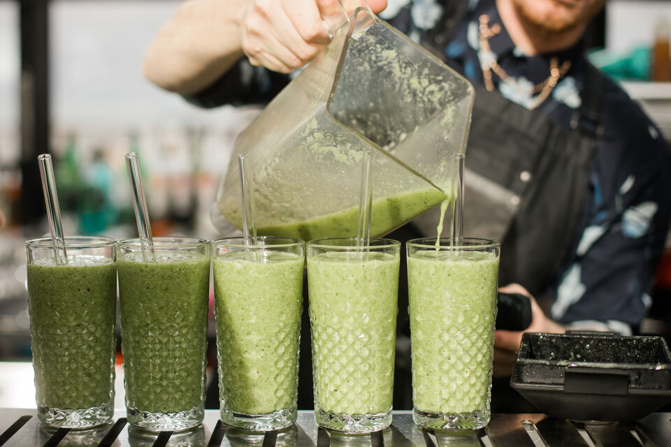 Adobe Stock - Photo d'illustration - Un serveur rempli des verres de soupe, servis à l'occasion d'un événement. <br>