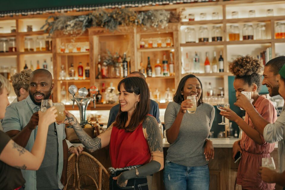 Adobe Stock - Photo d'illustration - Après une journée de travail tous ensemble, ces collègues de bureau ont choisi de se retrouver pour un afterwork. <br>