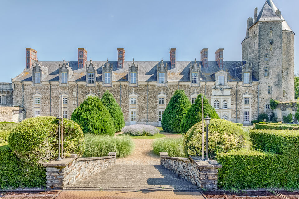 ABC Salles - Le château de la Groulais, ancienne forteresse, offre un écrin de verdure ainsi qu'une architecture riche au charme incontestable.