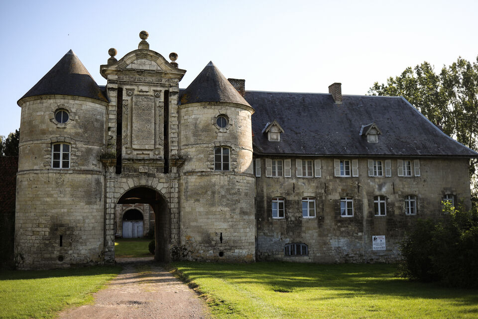 ABC Salles - Laissez-vous séduire par le charme du château d'Esnes et son cadre bucolique, un lieu inscrit au titre des monuments historiques.