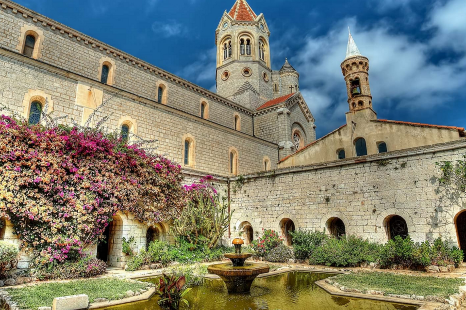 ABC Salles - L'Abbaye de Lérins et son architecture au charme incontestable vous ouvre ses portes pour mariage gothique.