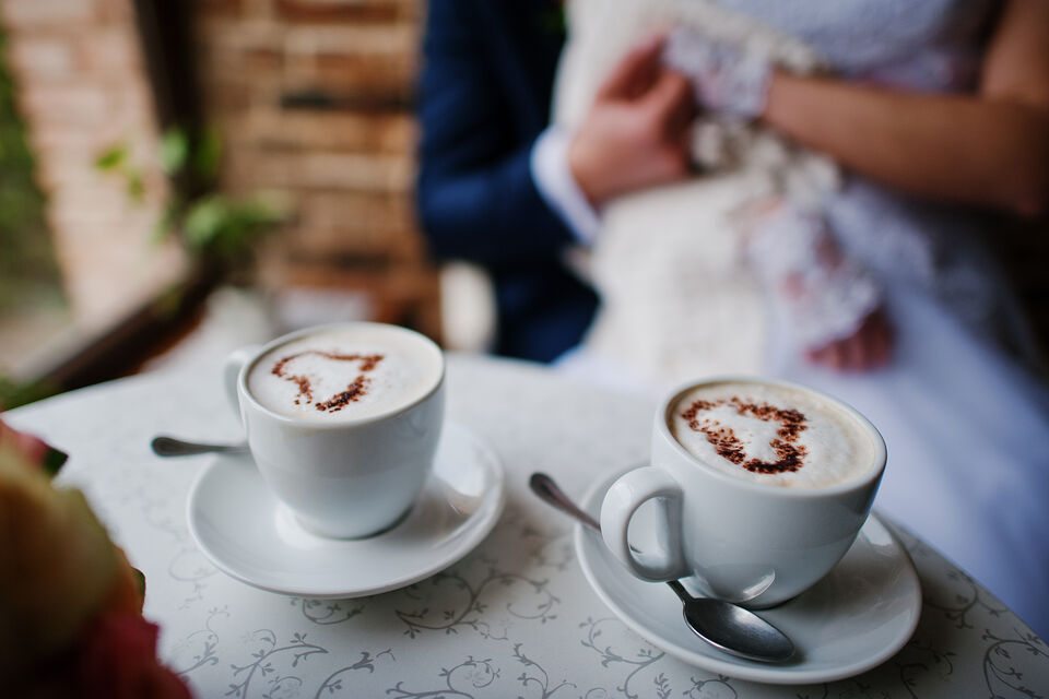 Adobe Stock - photo d'illustration - Deux cafés latte, avec une mousse de crème pour un couple de marié.