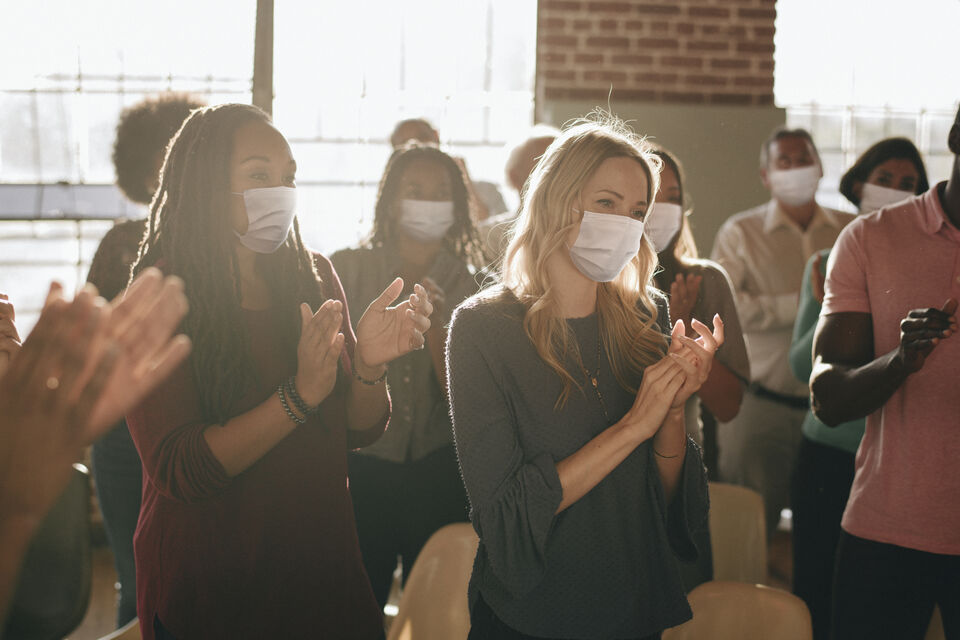 Adobe Stock - photo d'illustration - Des collègues participent à un événement vêtus de leur masques, pour respecter les gestes barrières liés à la Covid-19.