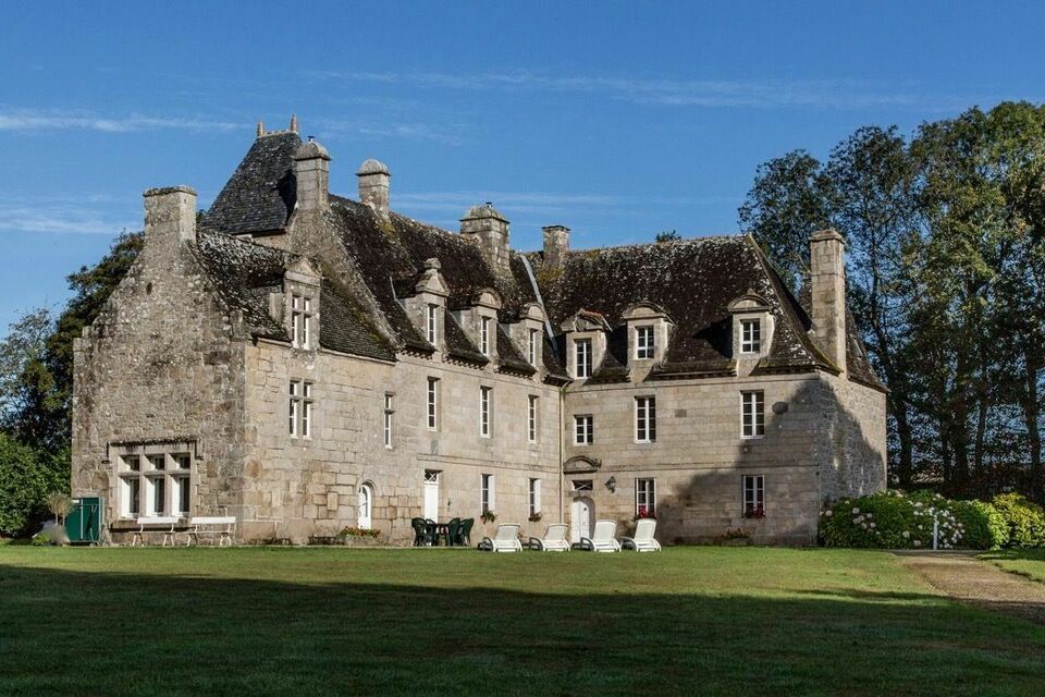 ABC Salles - Le château de Keraouël, un établissement rempli de charme qui vous ouvre ses portes pour célébrer Halloween.