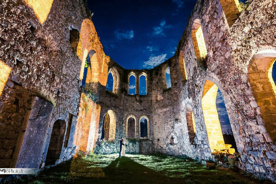 ABC Salles - photo d'illustration - Le château du Vivier, un cadre à la fois mystérieux et plein de charme pour fêter Halloween entre amis.