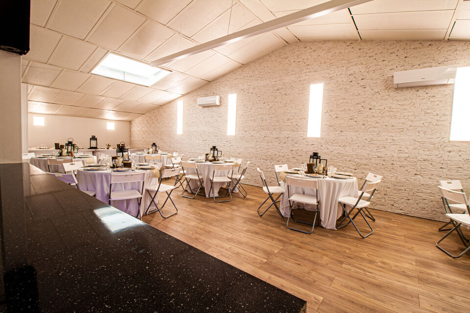 ABC Salles - le Loft By Events Traiteur : un établissement, avec traiteur inclus dans sa prestation, qui vous propose des cocktails, des buffets faits avec des produits de saison, ainsi que des repas assis aux menus savoureux.