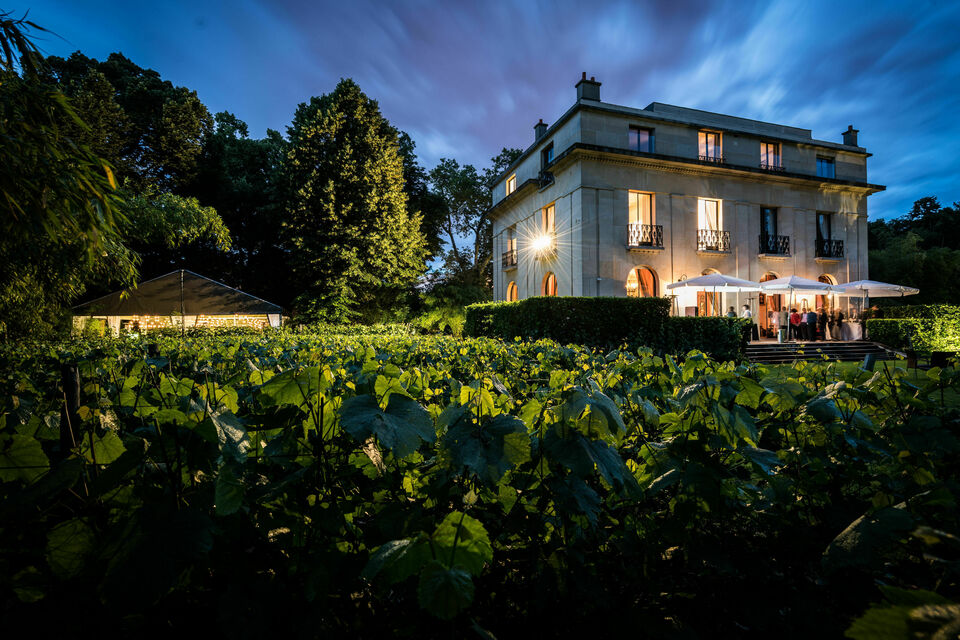 ABC Salles - La Vigne de Paris-Bagatelle vous propose des visites guidées de la vigne et du chai, des dégustations de vins et champagnes, et suivre des cours d'œnologie.