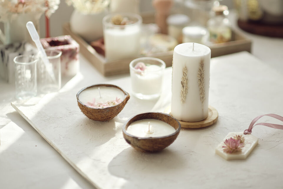 Adobe Stock - Une table blanche, sur laquelle sont disposés plusieurs bougies et éléments pour conférer une senteur à un événement.