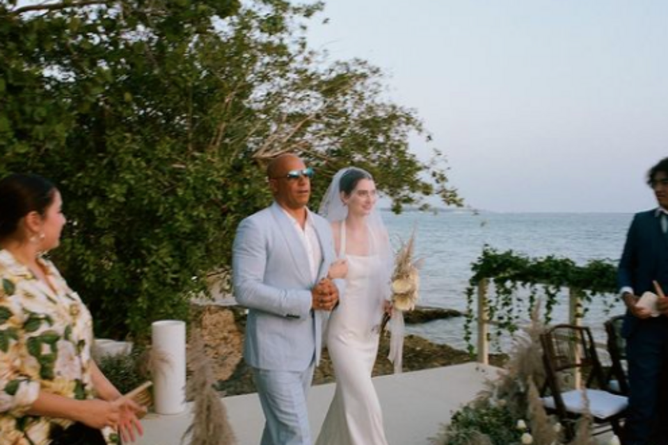 Instagram - Meadow Walker aux bras de son parrain, Vin Diesel, marchant vers l'autel.