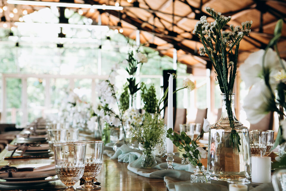 Adobe Stock - Photo d'illustration - Pâle ou profond, le vert est la couleur tendance de cette fin d'année 2021. En témoigne cette table de mariage, aux touches de vert !