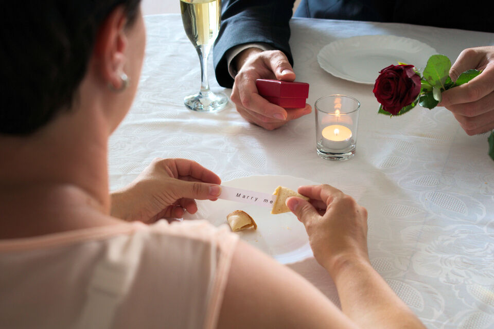 Adobe Stock - Une demande en mariage faite grâce à un biscuit de la chance, au message unique et romantique. 