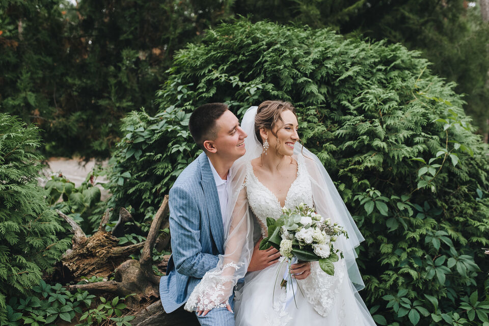 Adobe Stock - Un couple de jeunes mariés prend la pose à l'occasion de la célébration de son union. L'homme est pile dans la tendance nuptiale de cette fin d'année 2021 : il porte un costume à rayures !<br>