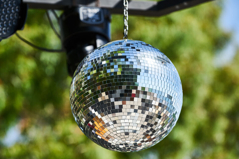 2 méthodes infaillibles pour réaliser une boule à facettes, élément de déco  essentiel à une soirée disco réussie - ABC Salles