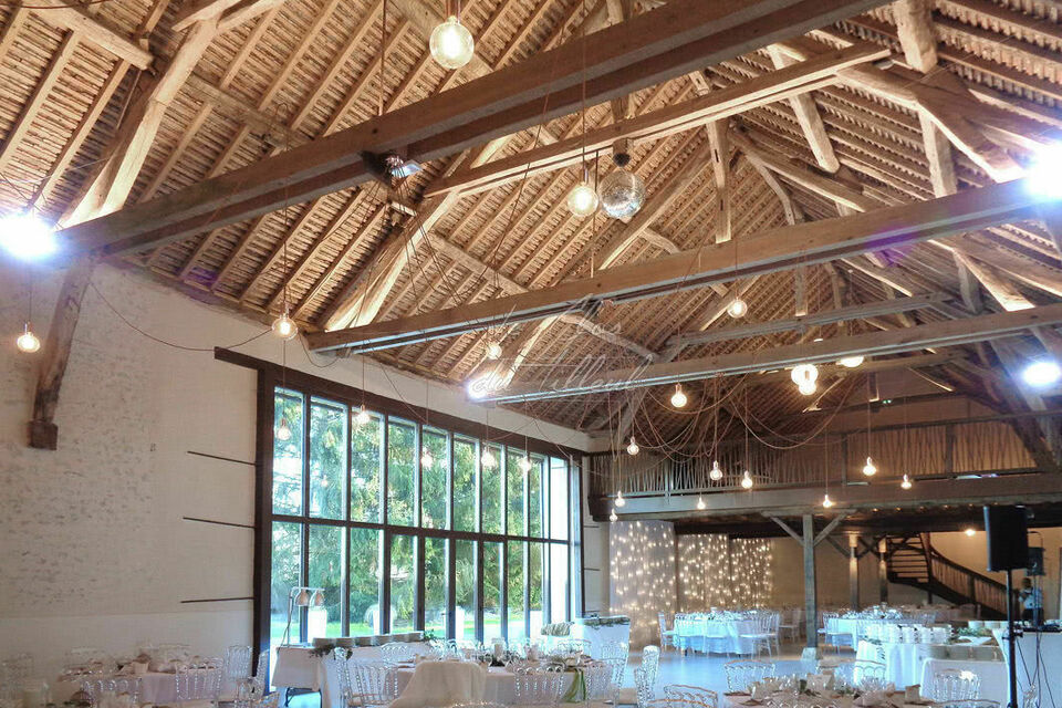ABCSalles- Salle principale du Clos du Tilleul avec sa grande baie vitrée ainsi que ses suspensions lumineuses