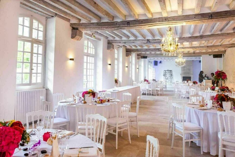 ABCSalles - Salle de réception du domaine des Papillons lors d'un mariage avec ses poutres apparentes au plafond