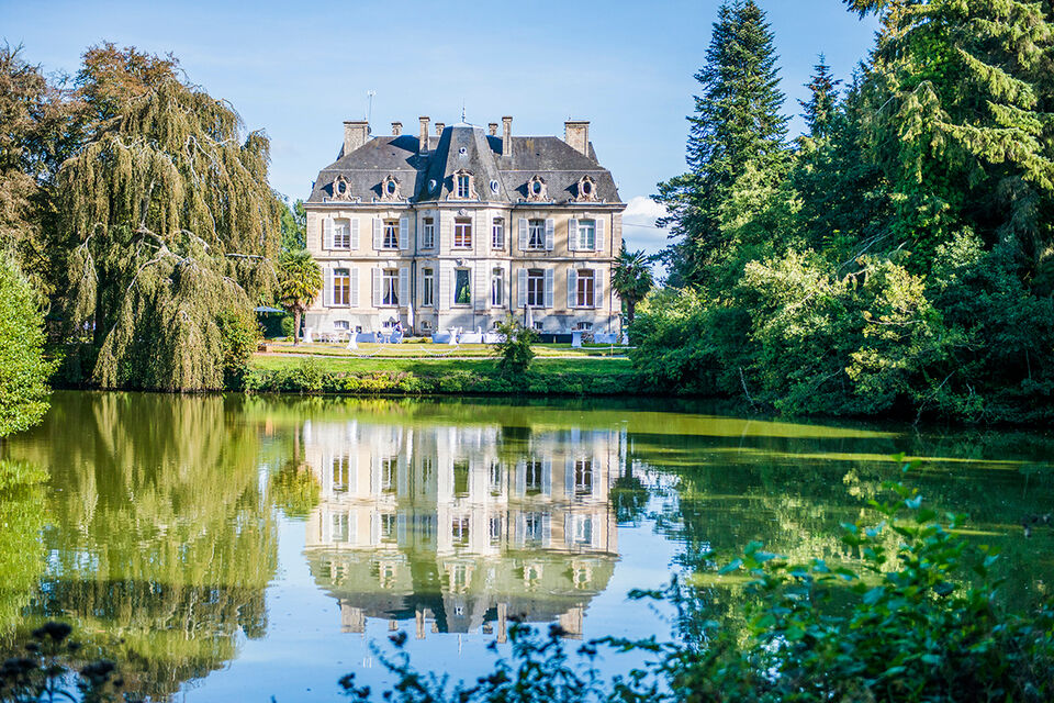 ABCSalles - Vu d'ensemble du Château du Perron et son lac