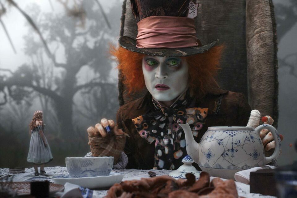 Photo d'illustration - La fameuse scène du thé, en compagnie d'Alice et du chapelier fou, dans Alice au Pays des Merveilles.