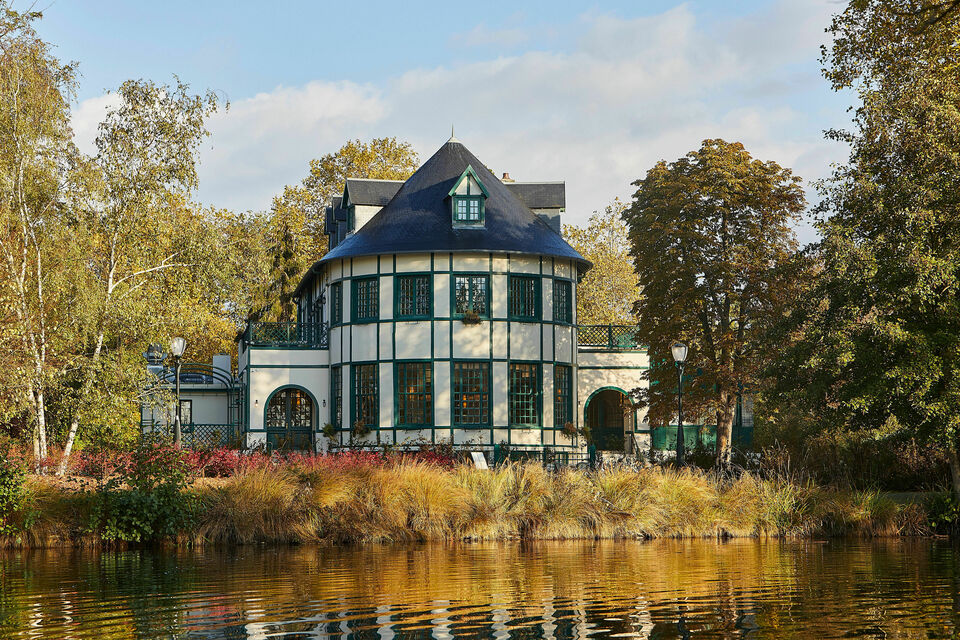 ABCSalles - Vu d'ensemble du Pavillon des Ibis avec le lac et ses grandes fenêtres 