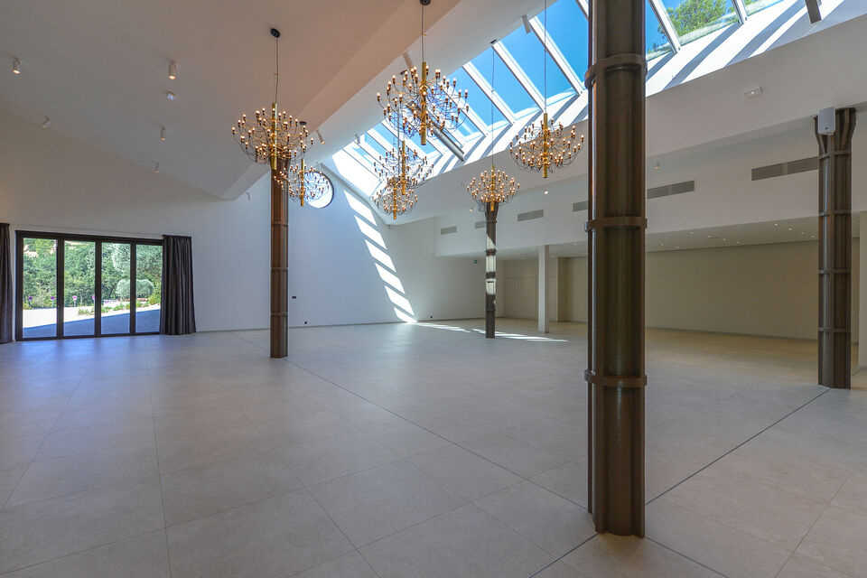 ABCSalles - Salle de réception du Domaine de la Galinière avec sa grande verrière et ses lustres 