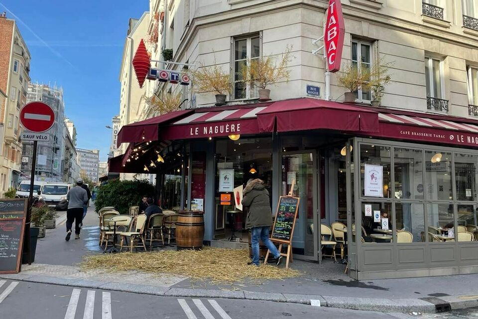 ABC Salles - par Camille Gouin - Bar dans le 14ème arrondissement de Paris ayant disposé du foin devant l'entrée à l'occasion de la sortie du Beaujolais nouveau 2021.