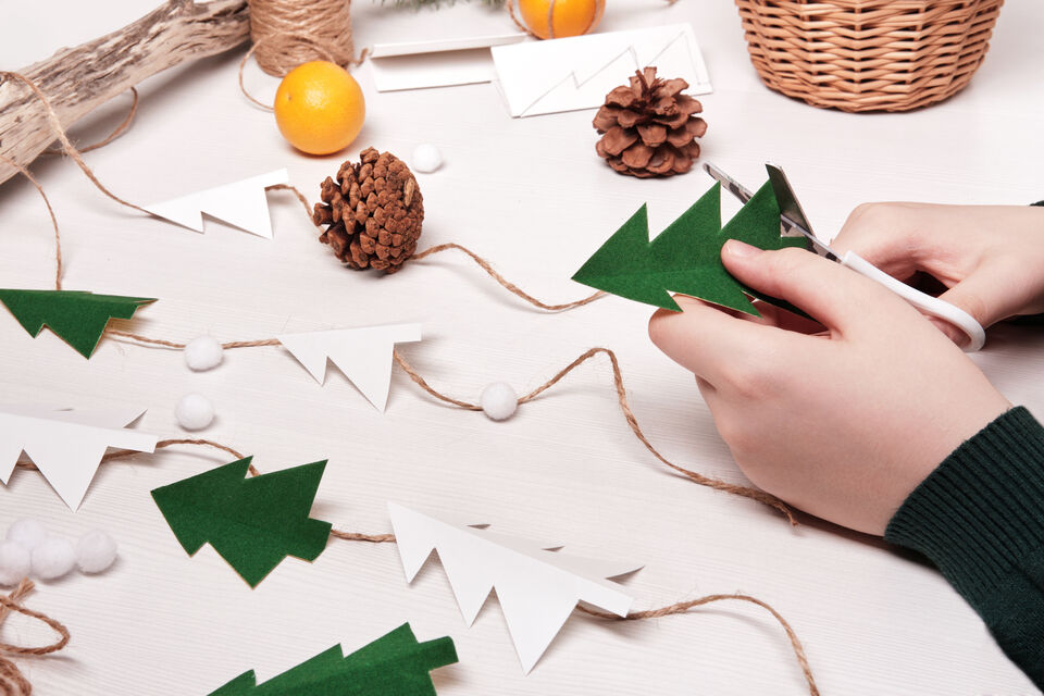 8 décorations hivernales en papier récupéré à fabriquer soi-même pour  habiller son arbre de Noël - ABC Salles