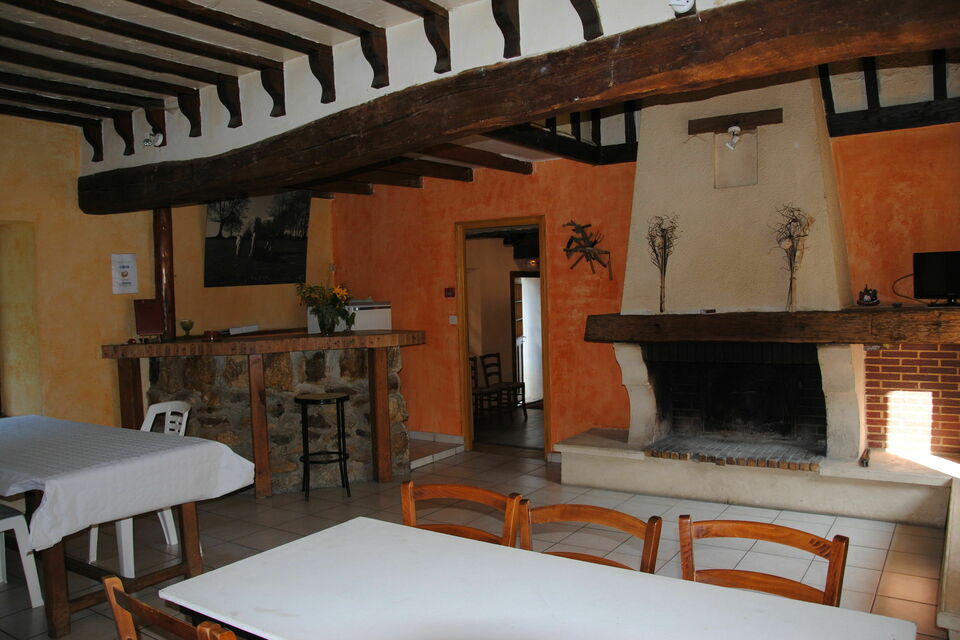 ABCSalles - Salle de réception du gîte Les Chauvières avec sa grande cheminée en pierre