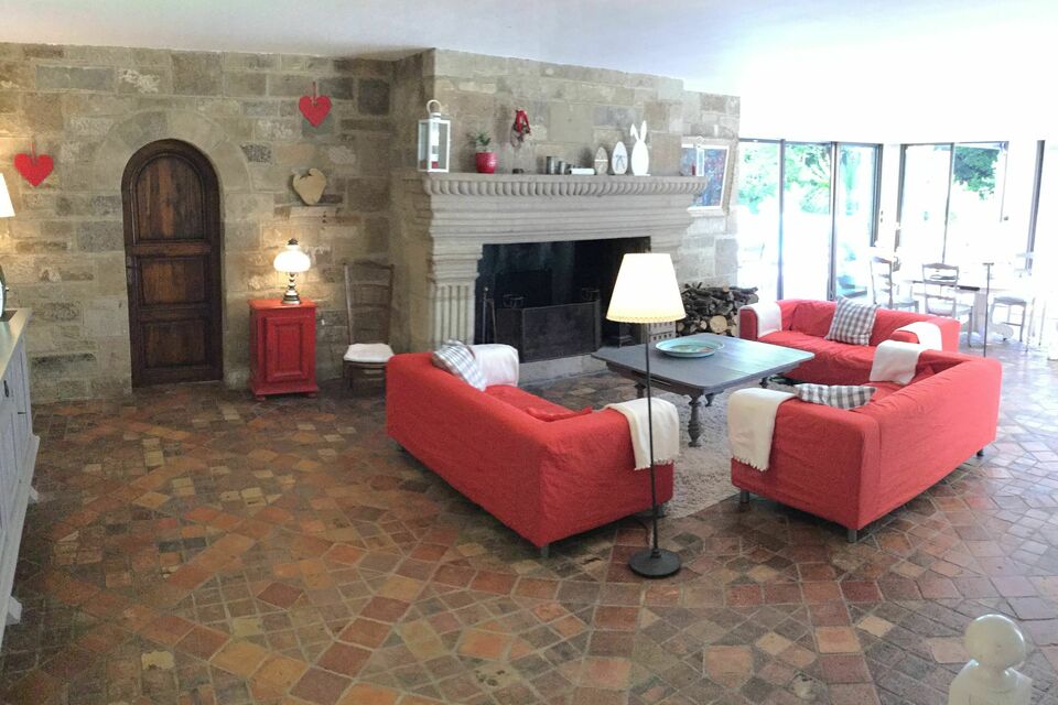 ABCSalles - Salle de réception du Moulin de Ponchou avec sa grande cheminée en pierre