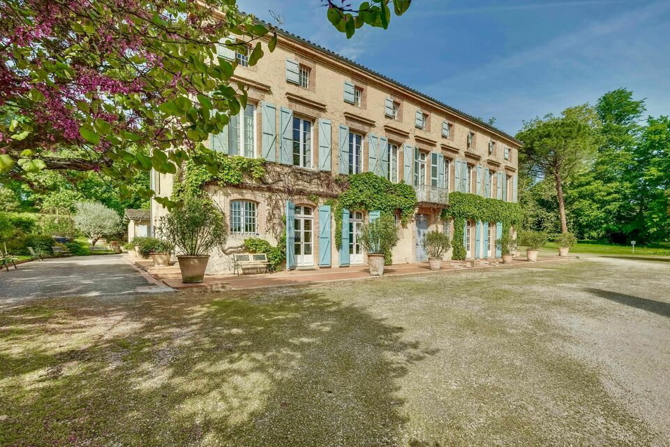 ABC Salles - Le Château de Cambards vous ouvre ses portes dans un écrin de verdure et un cadre chaleureux, pour des événements intimistes uniques.