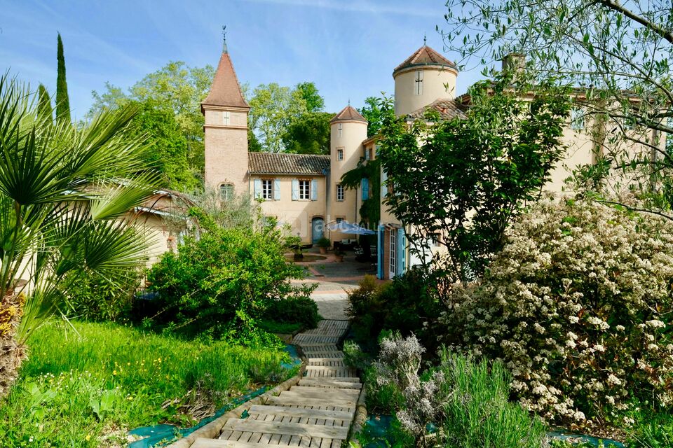 ABC Salles - Le Château des Cambarts, un lieu chaleureux calme et verdoyant, idéal pour des rassemblements intimistes, en famille, entre collègues ou entre amis !
