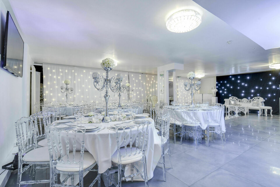 ABC Salles - La Perle, un lieu d'exception où la lumière règne en maître, pour apporter chaleur et convivialité à vos fêtes de Noël. 