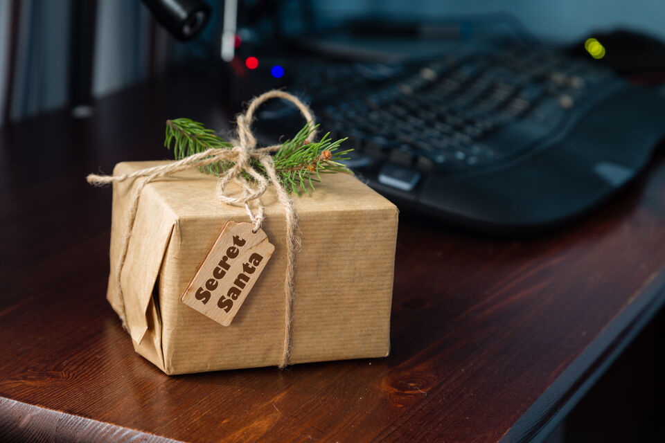 Adobe Stock - Le secret santa est un concept selon lequel plusieurs collaborateurs jouent au Père Noël secret pour le collègue que le hasard leur a fait tirer au sort.<br>