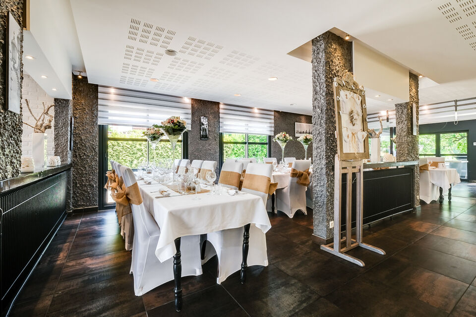 ABC Salles - Le restaurant Les Grillons, un établissement plein de charme, propose trois salles, pouvant accueillir 35, 50 ou 85 personnes pour vos repas du réveillon de Noël.