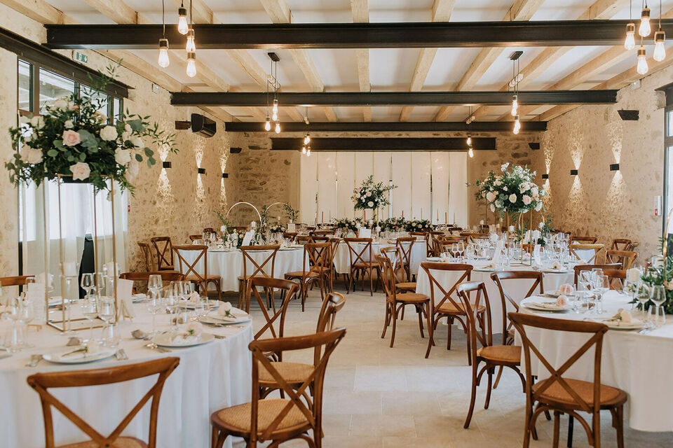 ABC Salles - Le domaine des Coccinelles vous accueille dans un cadre élégant et convivial, pour un elopement mémorable. 