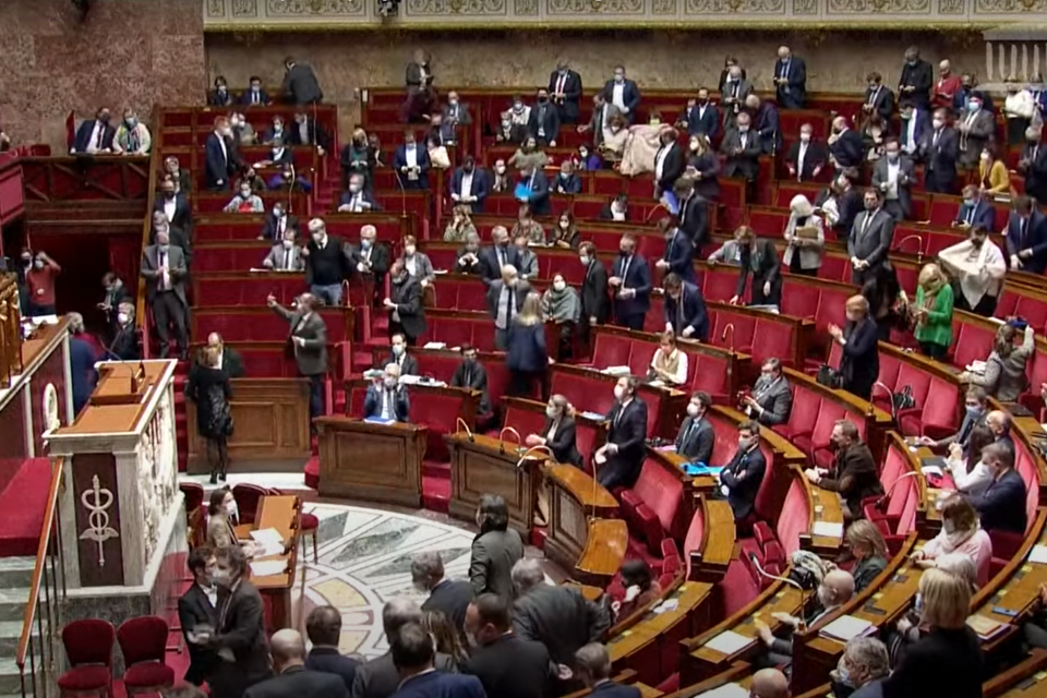 Capture d'écran tirée d'une vidéo Youtube de l'AFP, qui avait pour thème le vote de l'Assemblée National en faveur du pass vaccinal , survenu dans la nuit du 5 au 6 janvier<br>