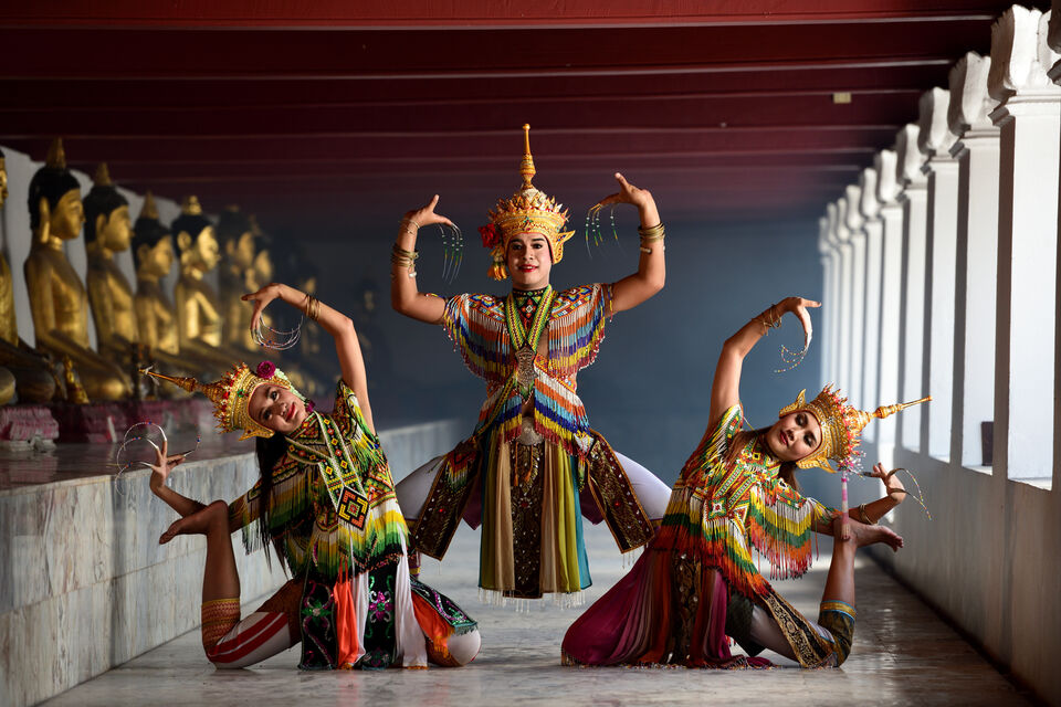 Adobe Stock - Un spectacle durant lequel on voit trois personnes interpréter le nora. Ils ont des vêtements très colorés, des couronnes et de long ongles. L'objectif derrière ces tenues et accessoires traditionnels : leur donner une apparence d'oiseau.<br>