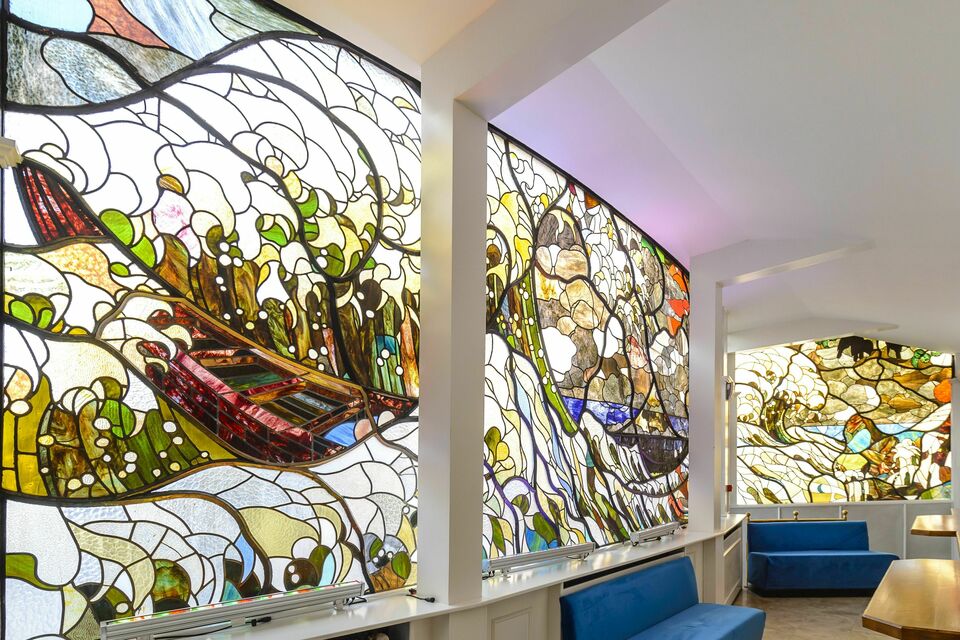 ABC Salles - L'intérieur de la Villa Frochot, avec ses vitraux d'inspiration Hokusai.<br>