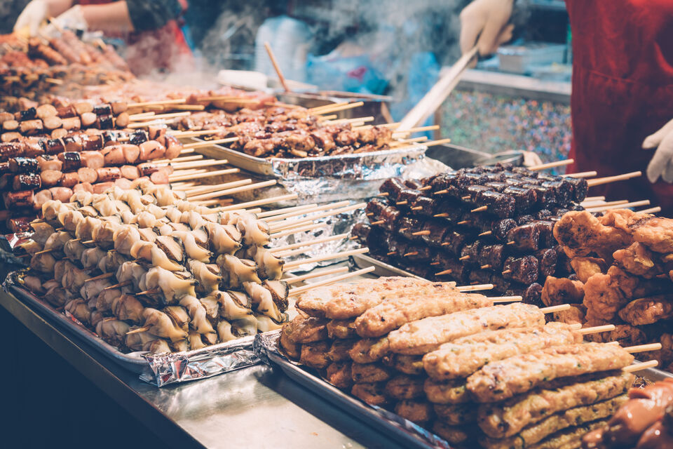Adobe Stock - Photo d'illustration - La street food coréenne est très réputée à travers le monde entier. Vous pouvez profiter de cet engouement pour proposer ces spécialités lors de votre événement festif en installant, à destination de vos invités, bars et stands gourmands.<br>