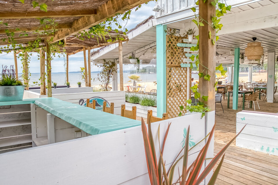 ABC Salles - Ici, la terrasse de l'établissement La Petite Playa, à privatiser pour tout type d'événement corporatif... comme un afterwork, par exemple ! <br>