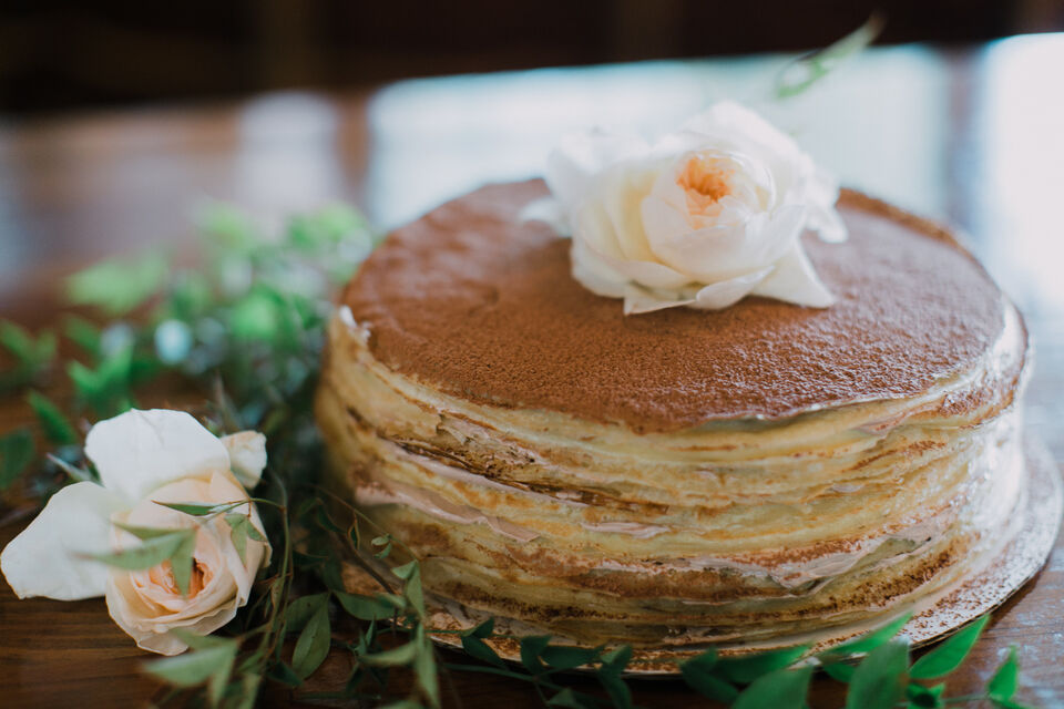 Adobe Stock - Photo d'illustration - Star de la Chandeleur, la crêpe, ronde et dorée, est aussi un mets de choix à proposer à ses invités à l'occasion d'une fête d'anniversaire ou de mariage.<br>