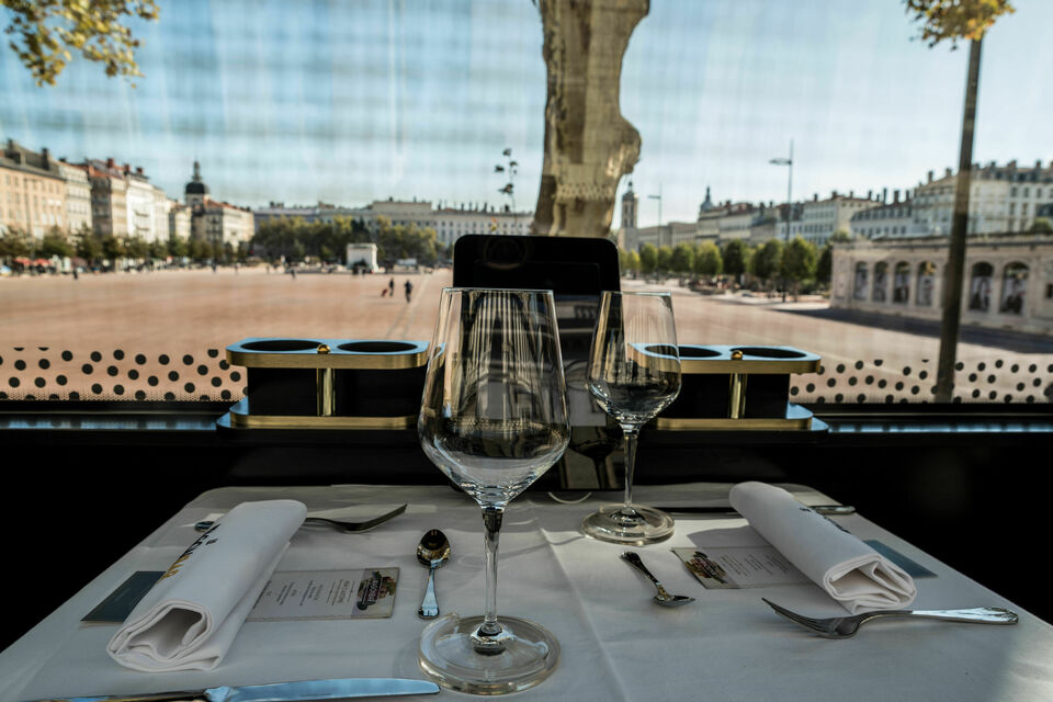 ABC Salles - Une table du restaurant Le Wagon Bar.