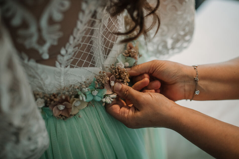 Adobe Stock - Photo d'illustration - L'une des couleurs phare de cette année est le vert. Pour la mariée, les invitées ou les demoiselle d'honneur : cette teinte a le don de sublimer n'importe quelle tenue.