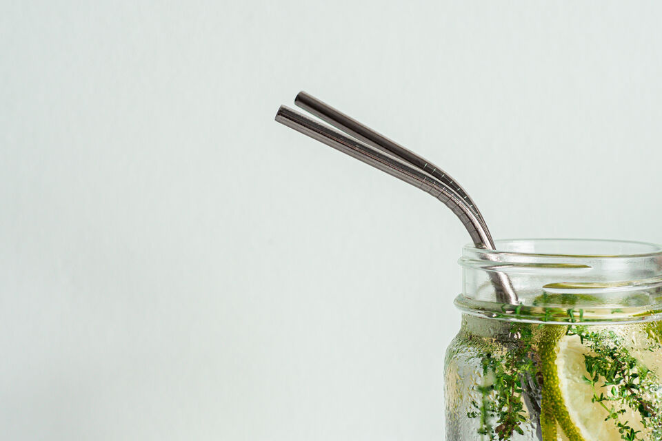 Adobe Stock - Photo d'illustration - Les pailles en plastique à usage unique sont désormais interdites. Heureusement, il existe plusieurs alternatives aussi pratiques, qu'esthétiques, qui peuvent tout à fait orner les tables et buffets de vos événements festifs.