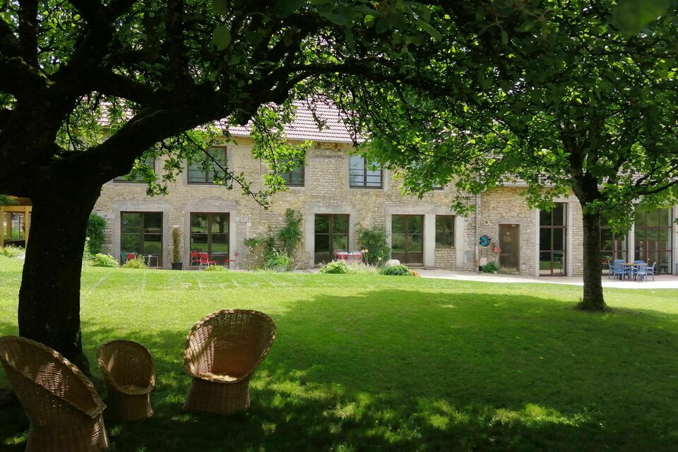 ABC Salles - Grâce à ses nombreux arbres, le gîte entre Loue et Lison permet d'organiser un événement en extérieur, façon guinguette