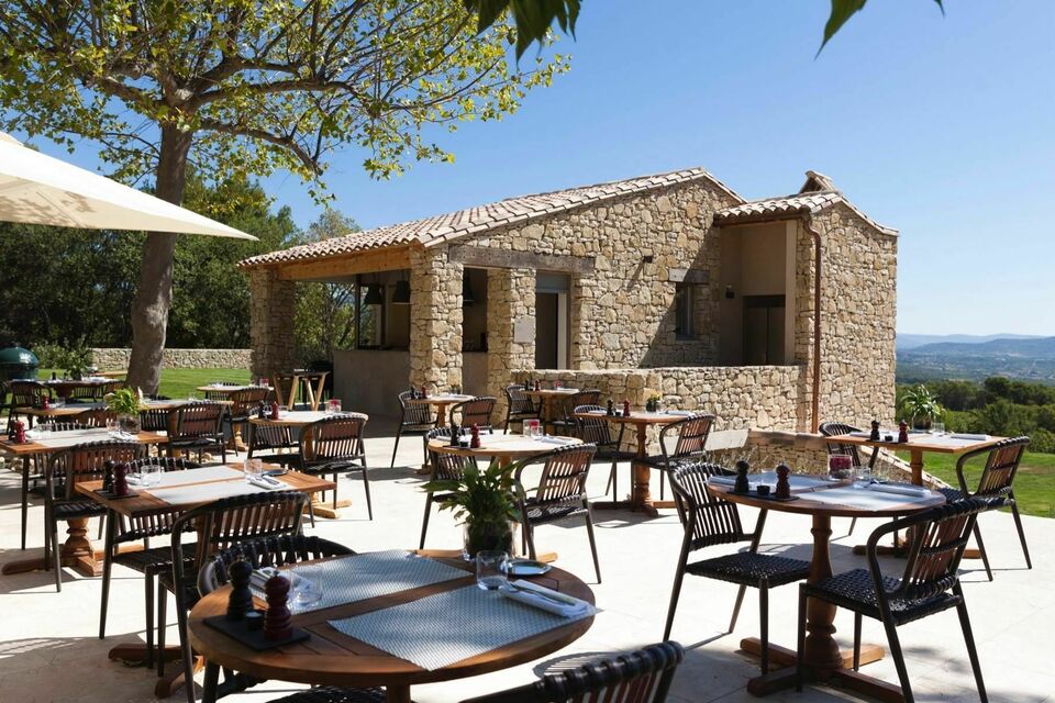 ABC Salles - La terrasse du Mas des Herbes Blanches permet une vision exceptionnel sur le massif du Luberon