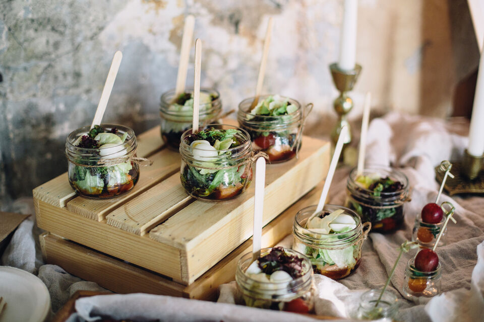 Adobe Stock - Photo d'illustration - Le nombre de restaurants végétariens étoilés français l'attestent : les consommateurs sont de plus en plus friands de cuisine végétale. Et ça tombe bien : il existe de nombreuses alternatives veggie-friendly à proposer lors de vos événements festifs.
