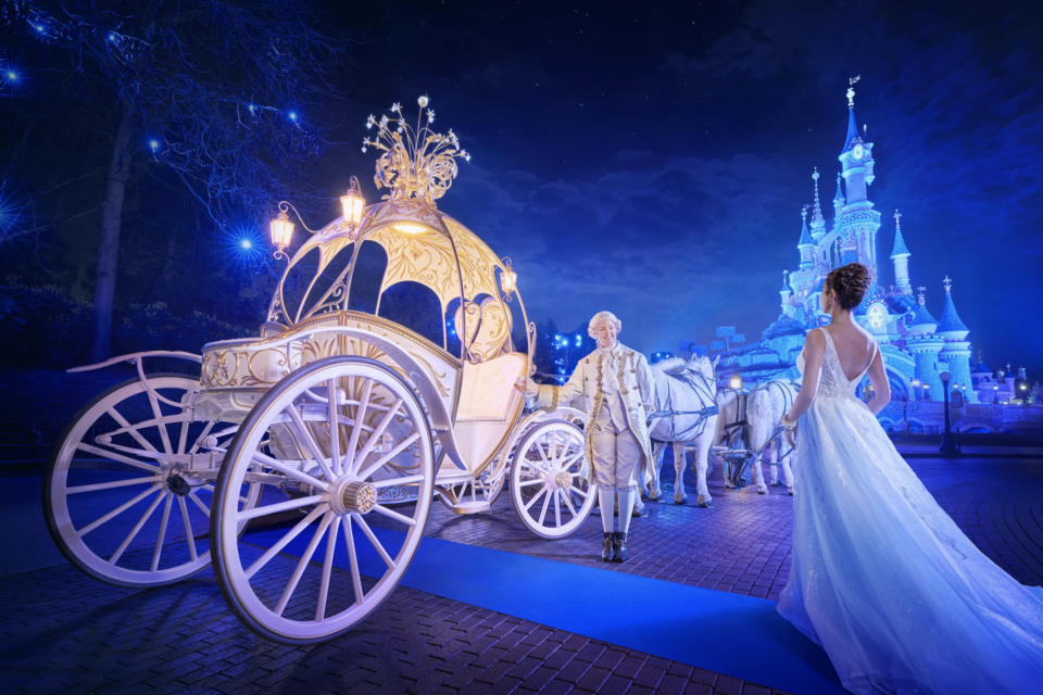 Disneyland Paris - Pour pouvoir apporter toujours plus de magie à ses visiteurs, le parc Disneyland Paris s'est équipé d'un carrosse destiné aux amoureux souhaitant se marier au pays de Mickey<br>